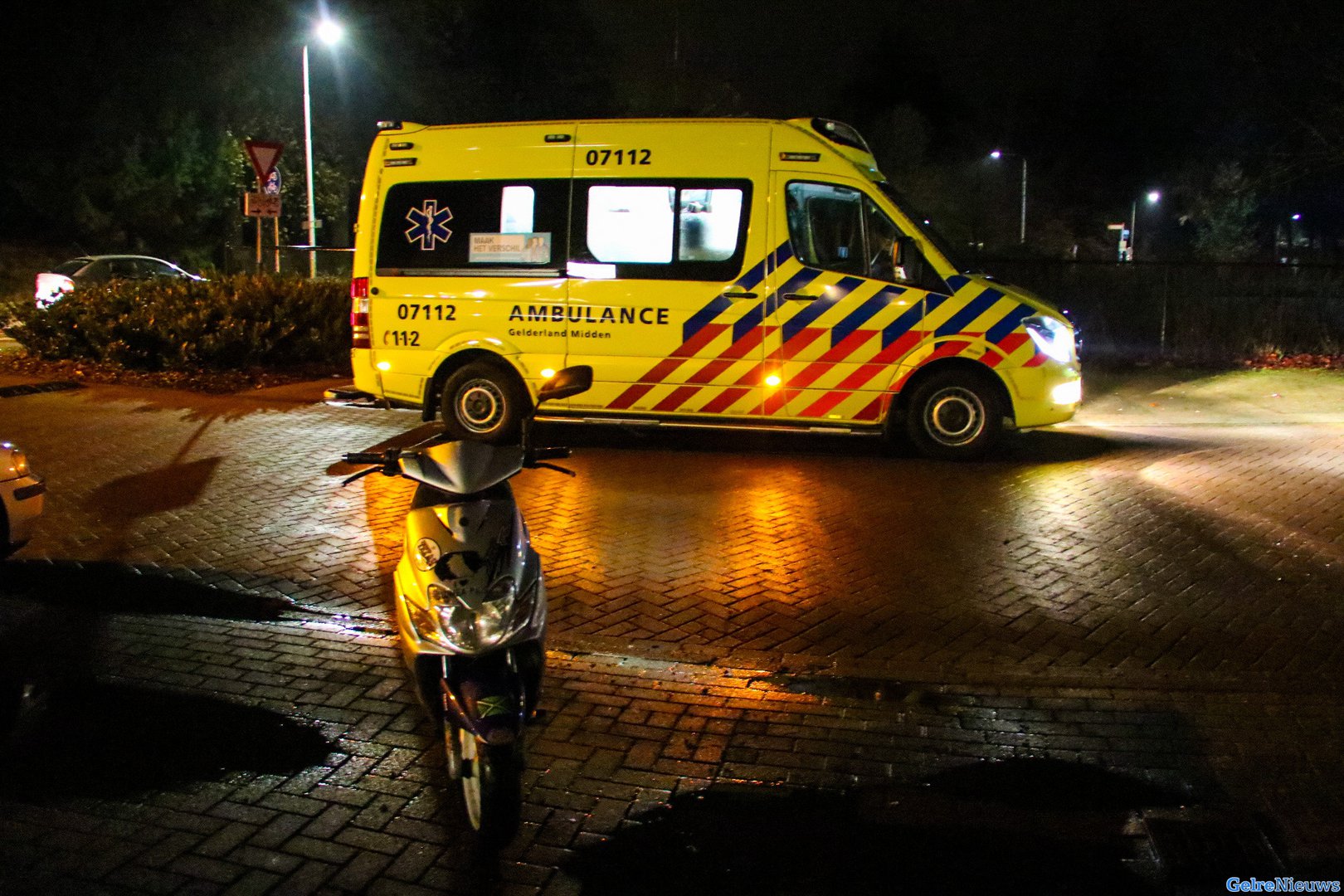 Scooterrijdster gaat hard onderuit in Dieren door mogelijk gladheid