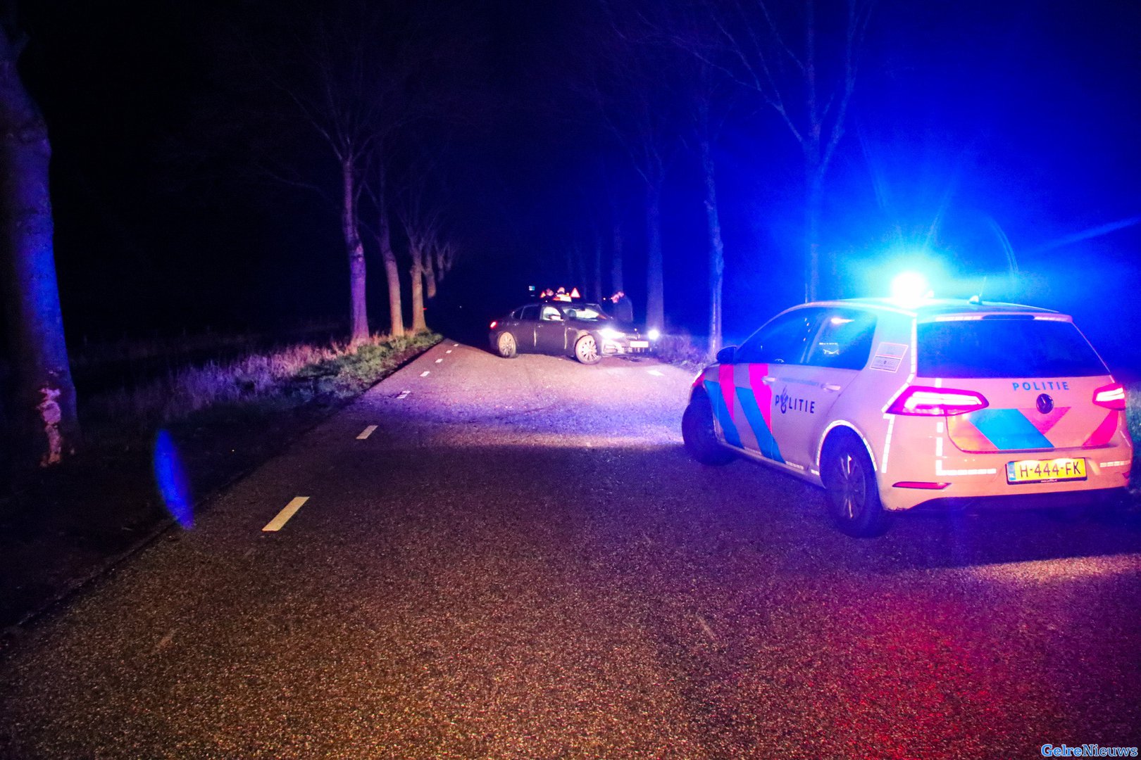 Auto belt zelf de hulpdiensten na crash tegen boom