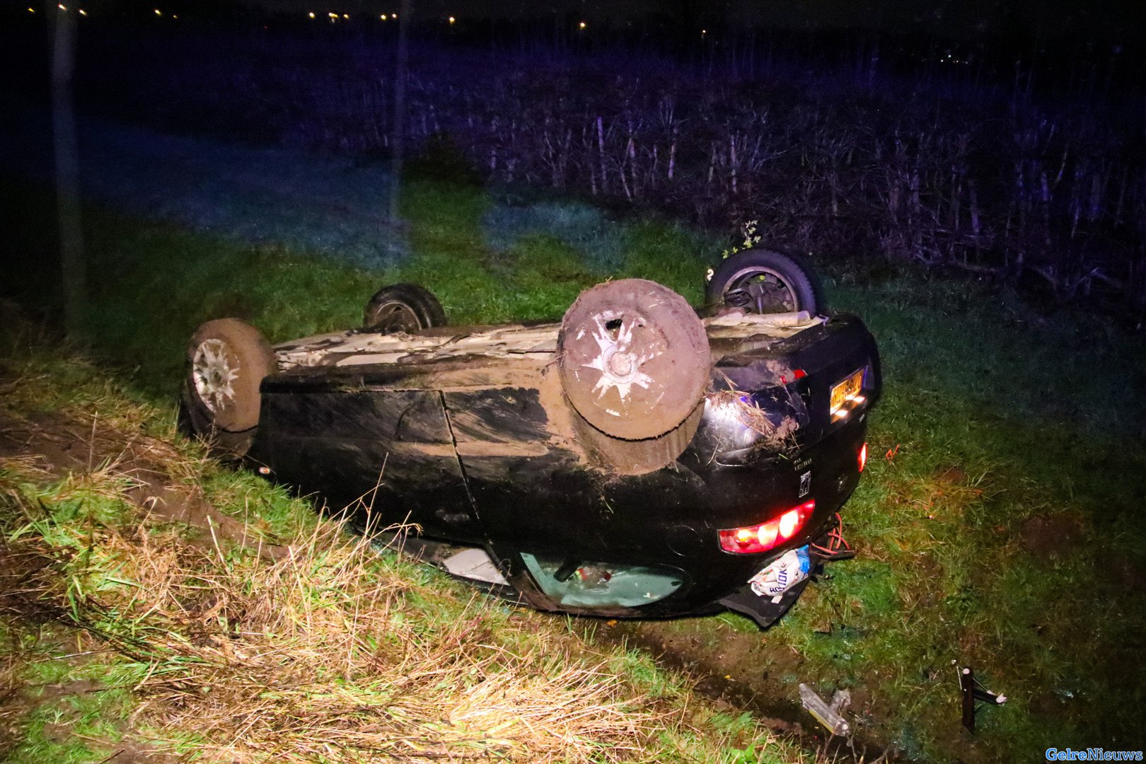 Auto vliegt over de kop bij ongeval in Dieren