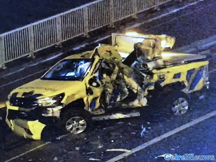 Vrachtwagen ramt auto Rijkswaterstaat: Weginspecteur gewond na wegspringen