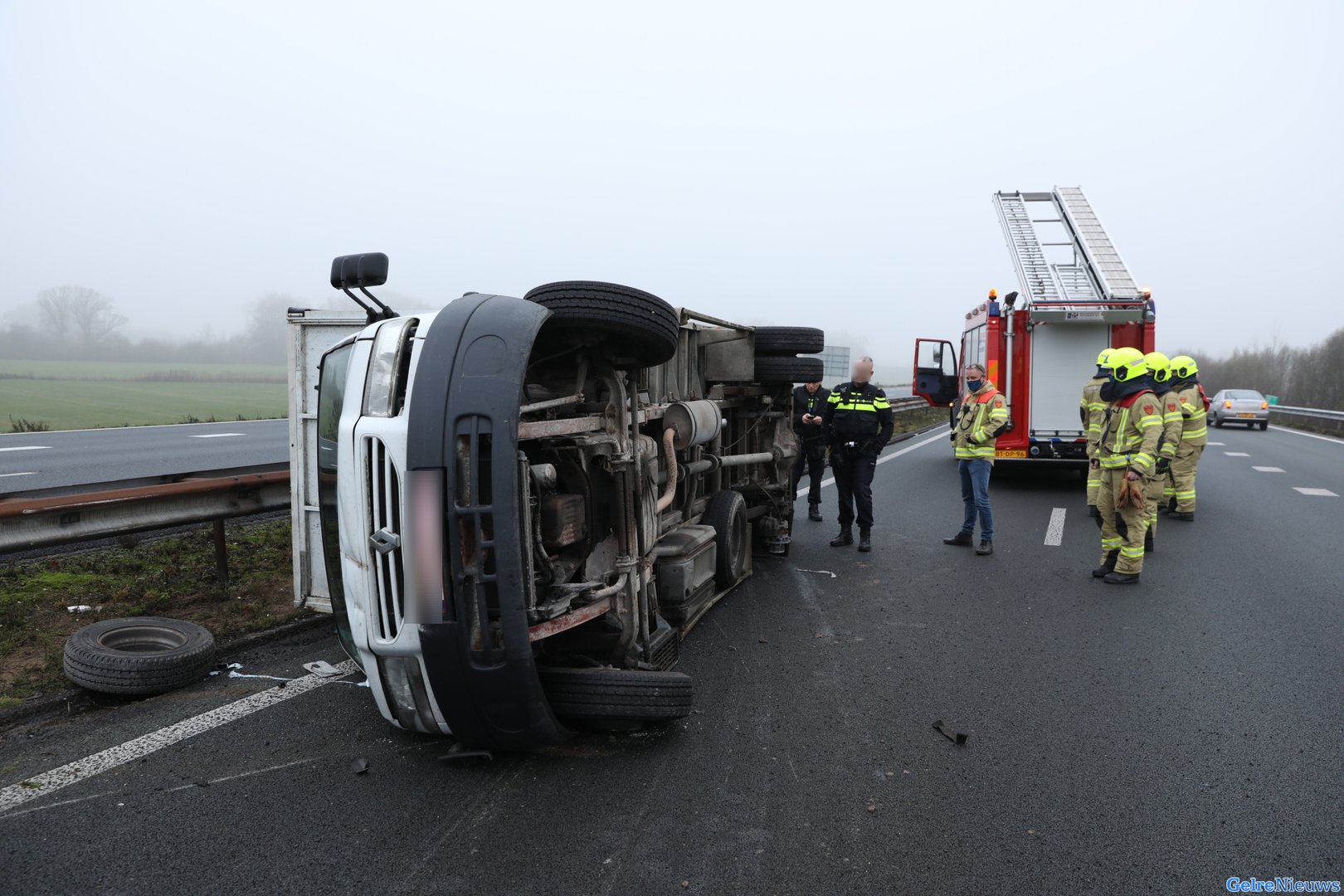 Bestel vrachtwagen gekanteld bij ongeval A348