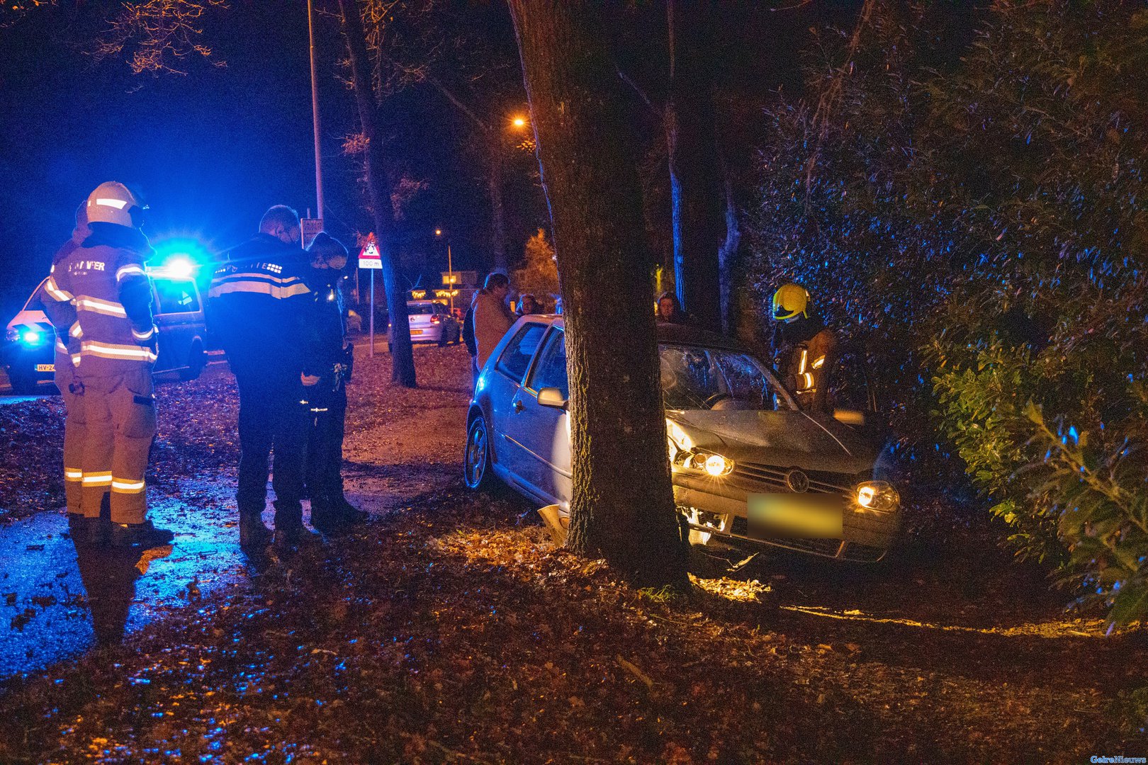 Auto tegen boom bij ongeval Schelmseweg