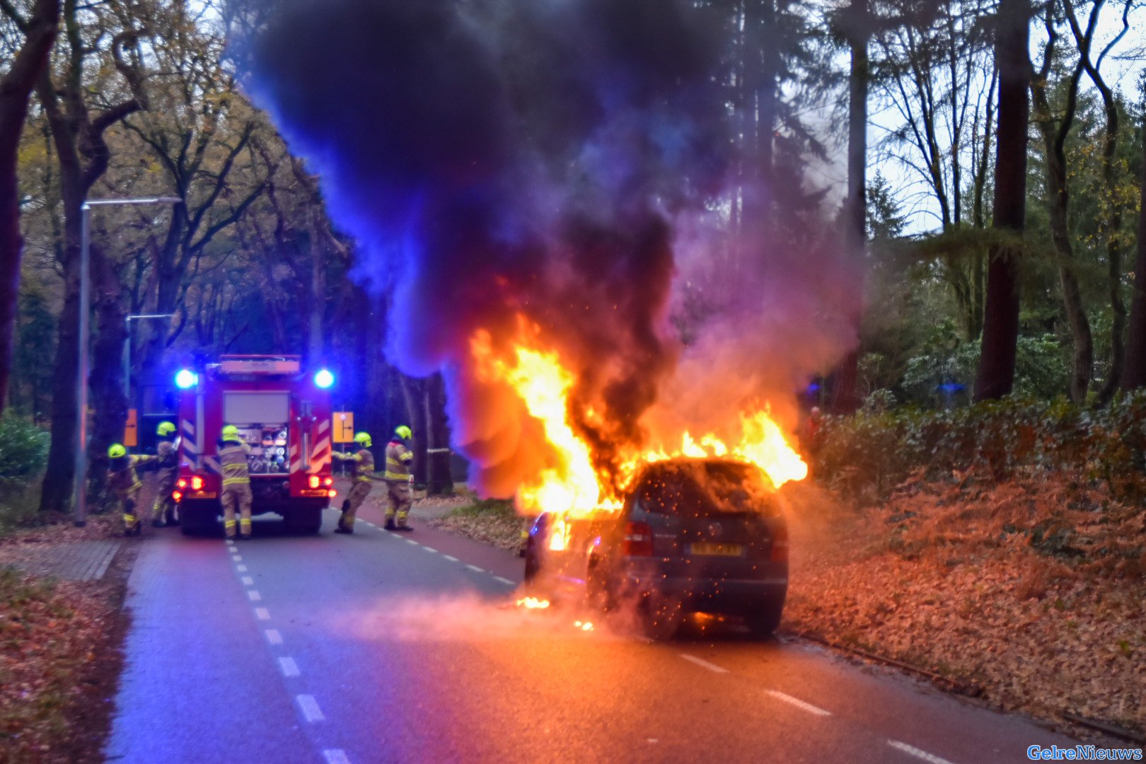 Auto volledig in lichterlaaie in Wolfheze