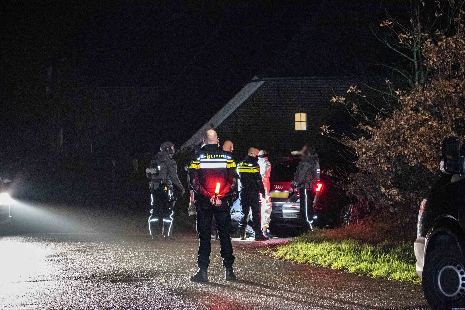 Arrestatieteam doet inval in mogelijke drugsboerderij