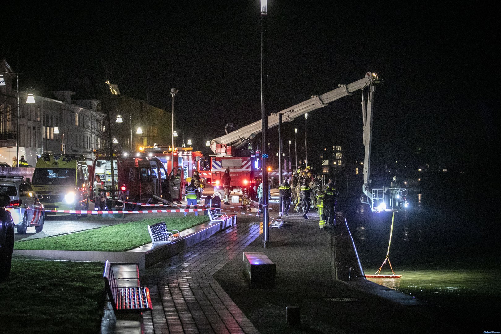 Auto volledig onder water in Zutphen: vrouw overleden