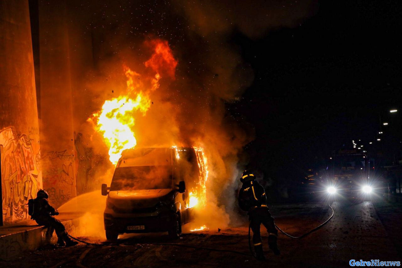 Bestelbus in brand gestoken onder viaduct A12 in Arnhem