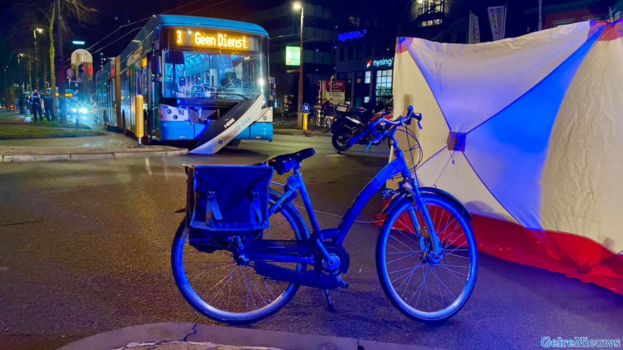 Fietser overleden na aanrijding met trolleybus in Arnhem