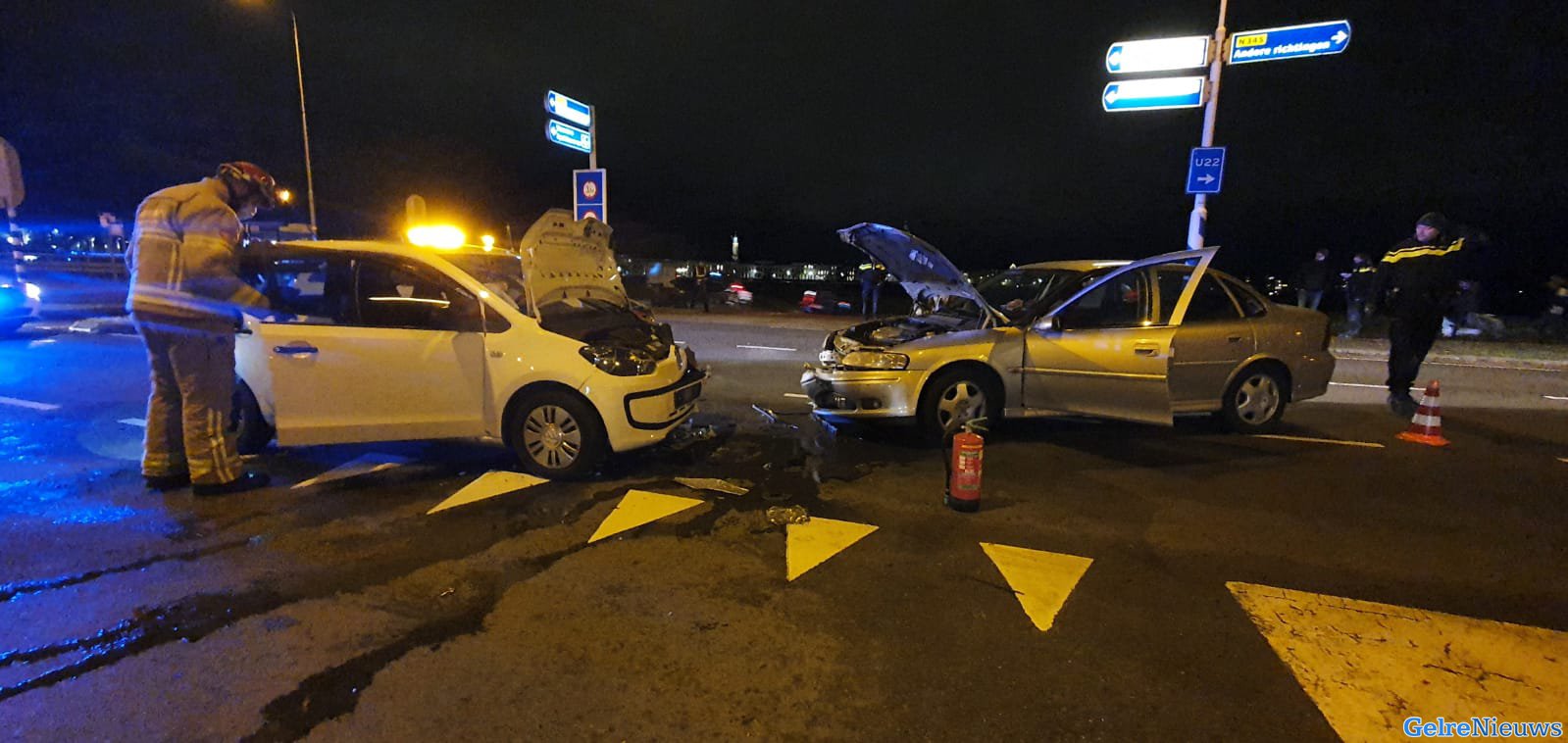 Twee auto’s botsen hard in Zutphen: verkeer gestremd