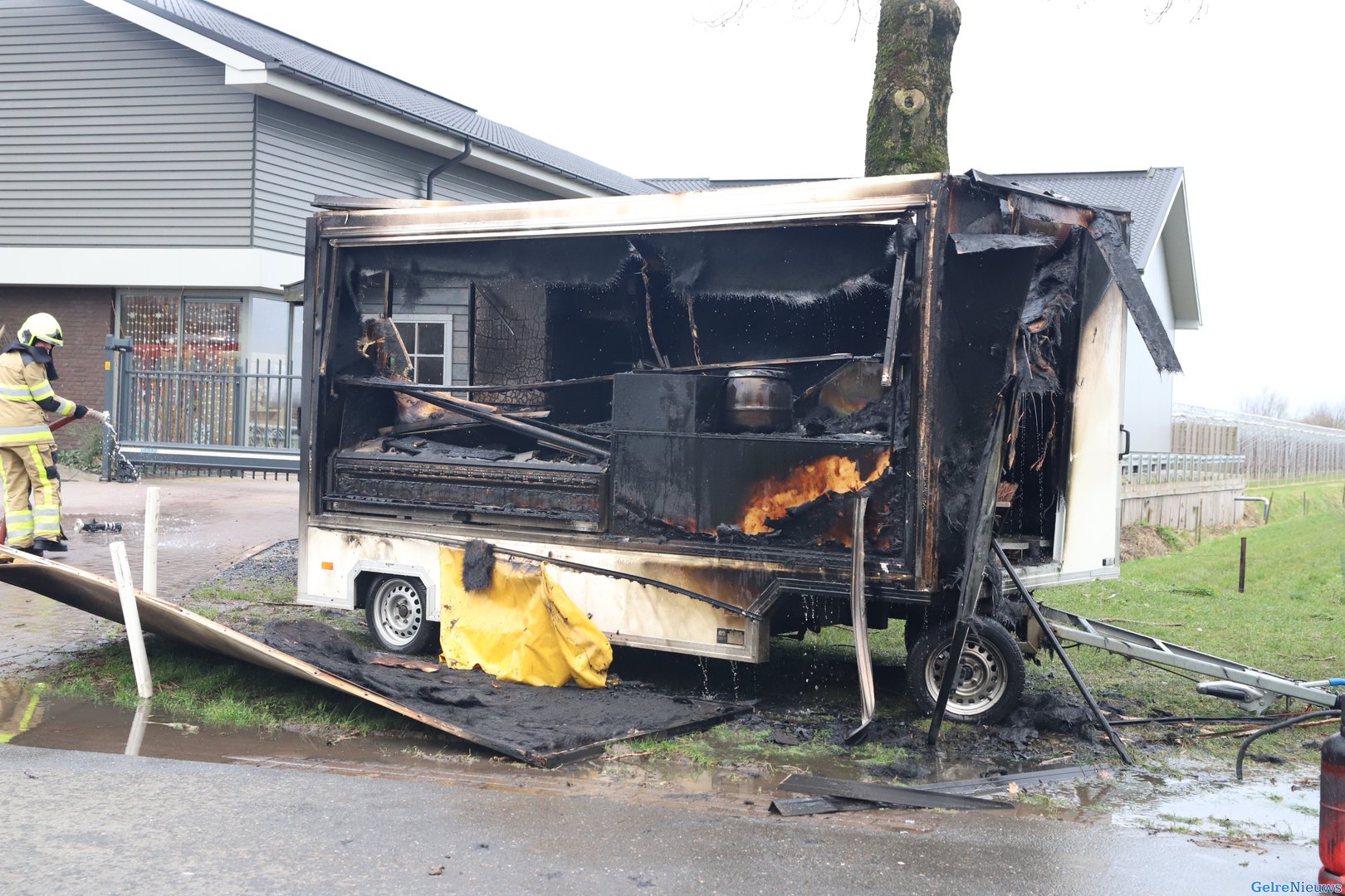 Frietkraam brandt volledig uit in Meteren