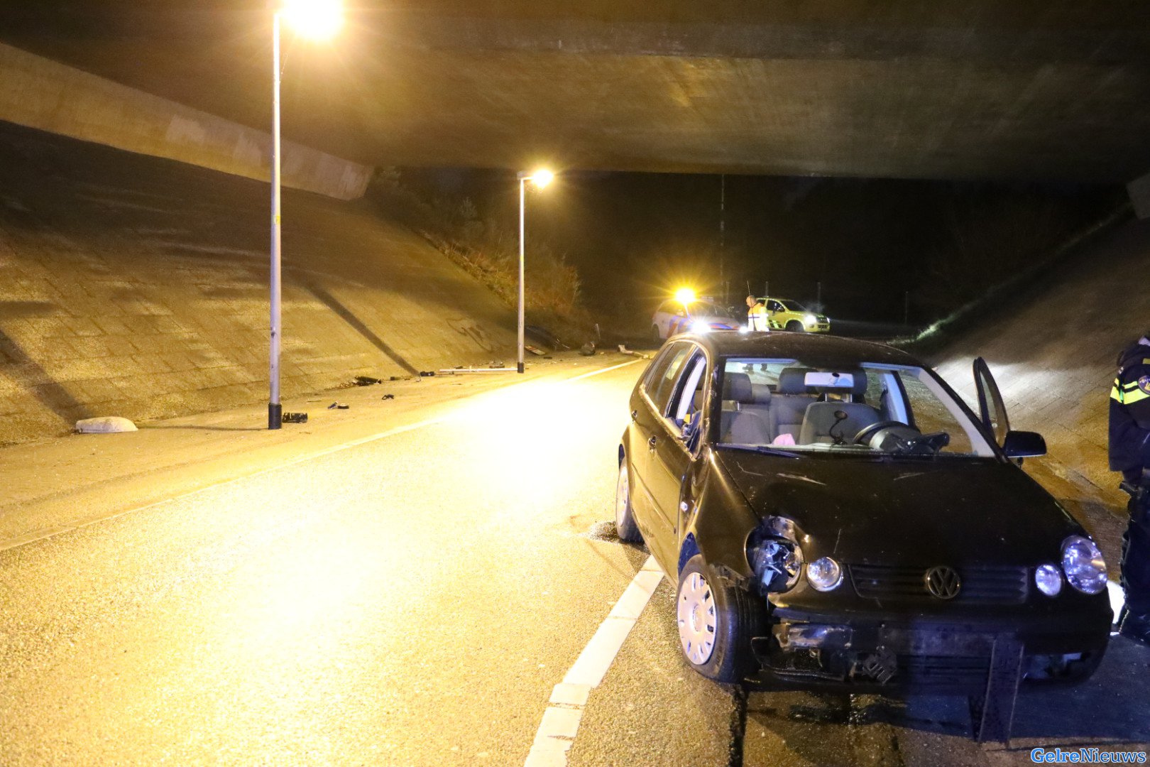 Auto vliegt uit bocht op afrit A50 in Arnhem