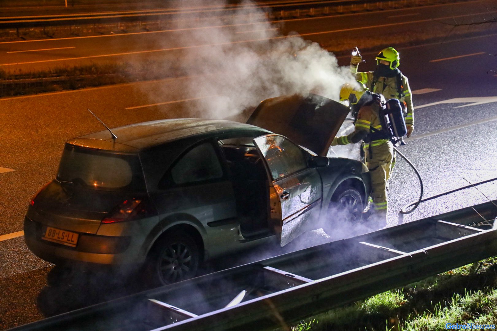 Auto vliegt spontaan in brand op A12 bij Arnhem