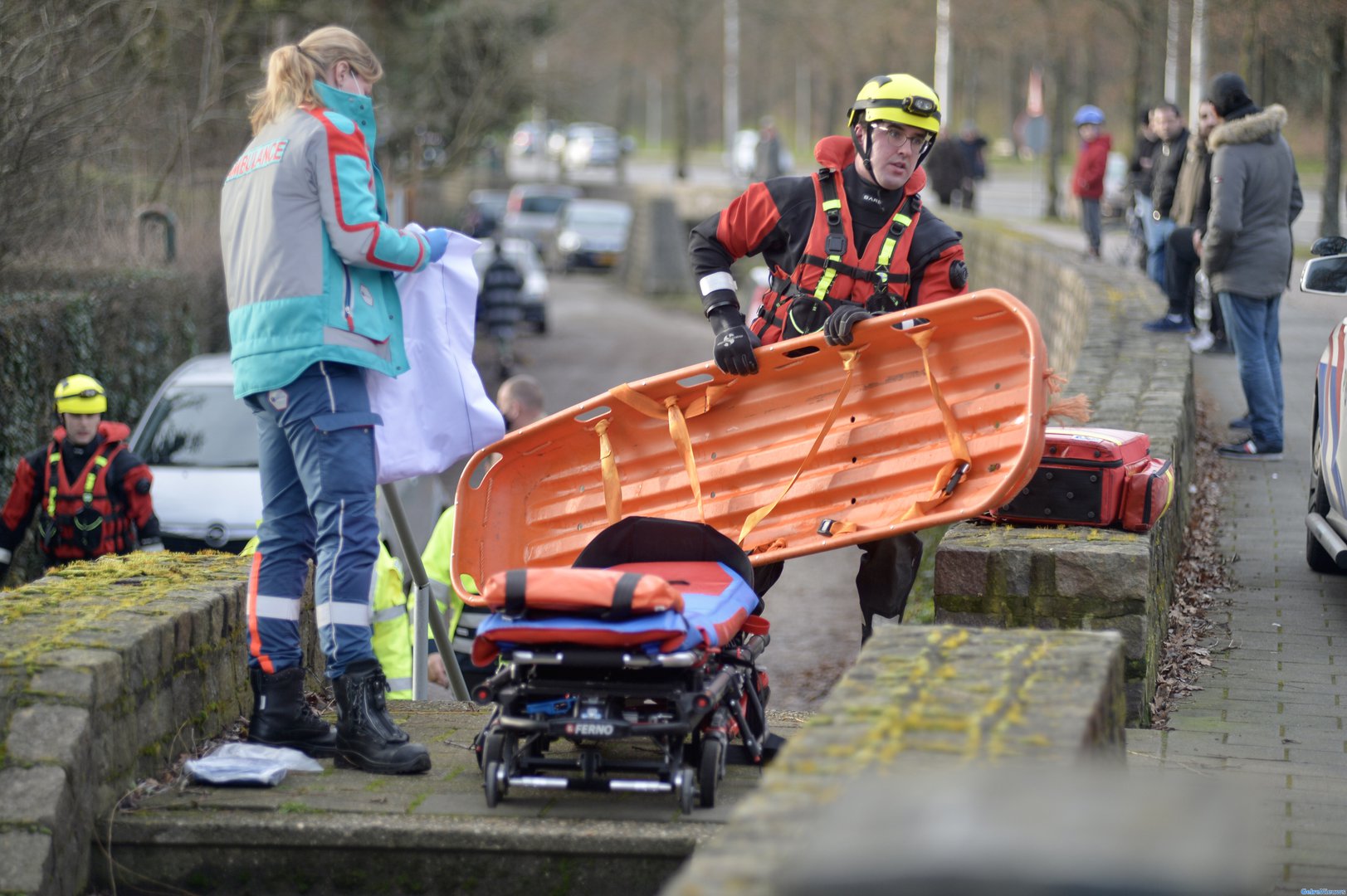 Alerte Arnhemse woonbootbewoner voorkomt dat buurman verdrinkt
