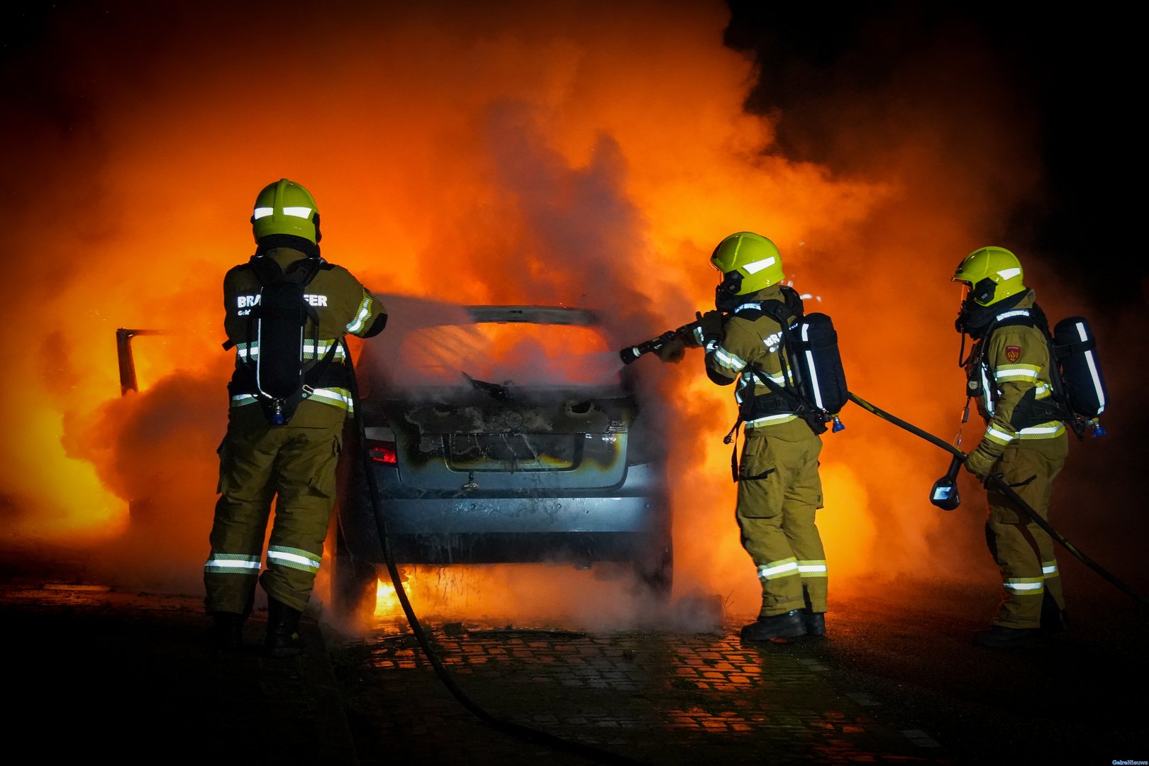 Auto volledig in lichterlaaie op nieuwjaarsdag in Zevenaar