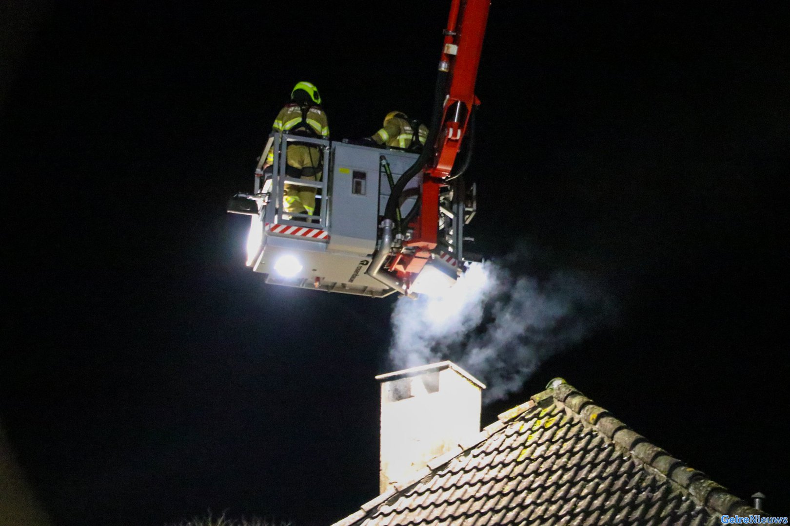 Schoorsteenbrand trekt bekijks in Brummen