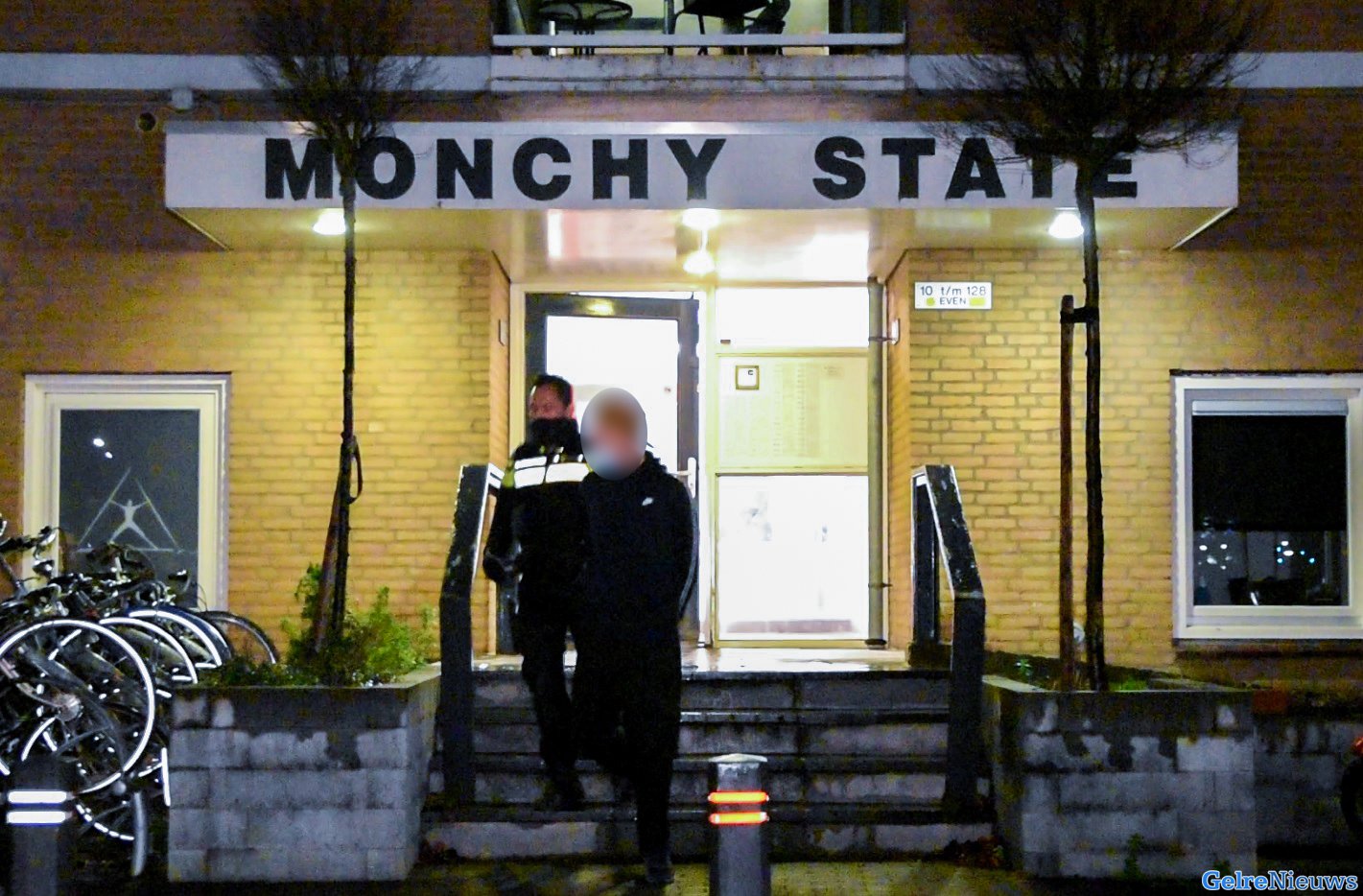 Politie met veel wagens naar flat in Arnhem-Zuid: één aanhouding