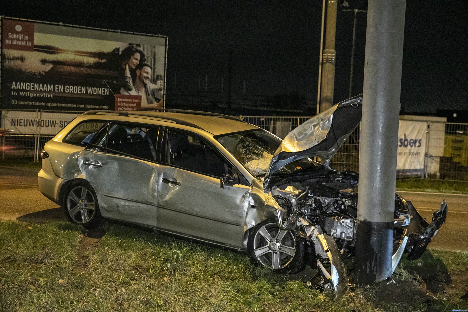 Automobilist onder invloed ramt trolleymast