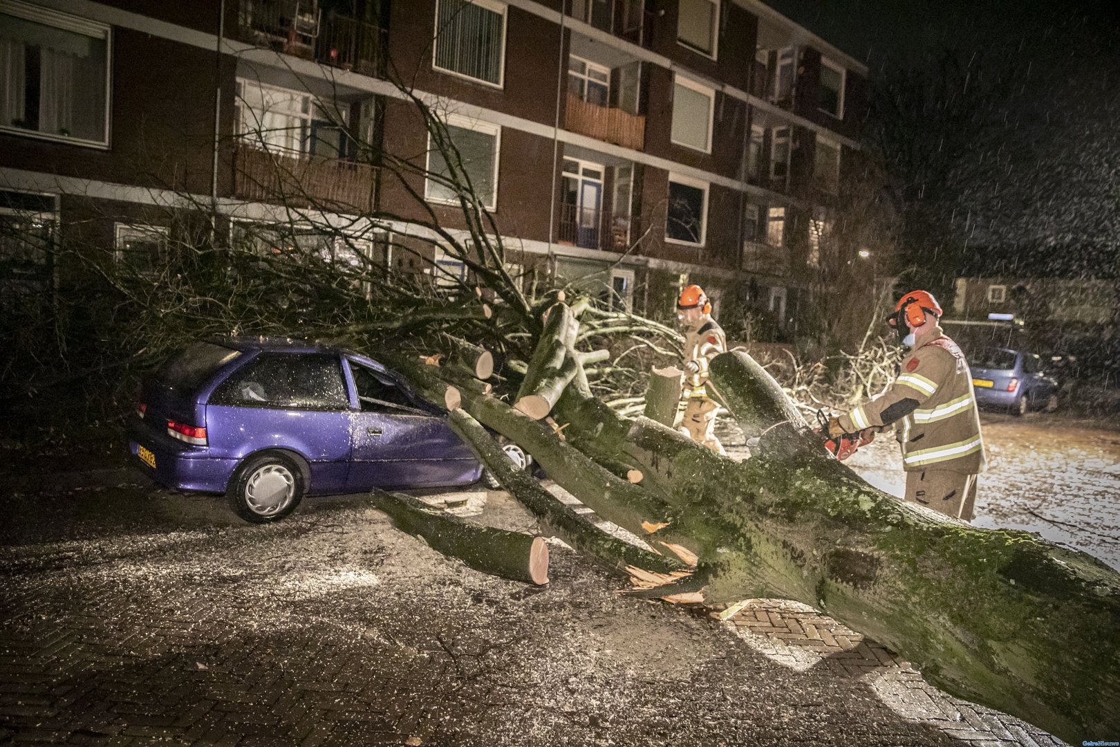 Brandweer druk met veel stormschades door harde wind