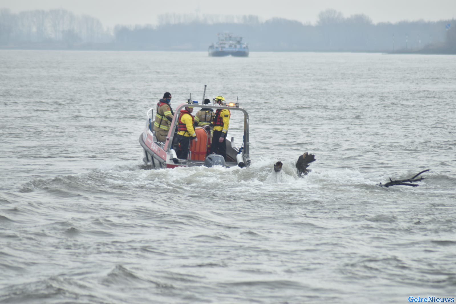 Enorme tak in de Rijn bij Pannerden zorgt voor gevaarlijke situatie