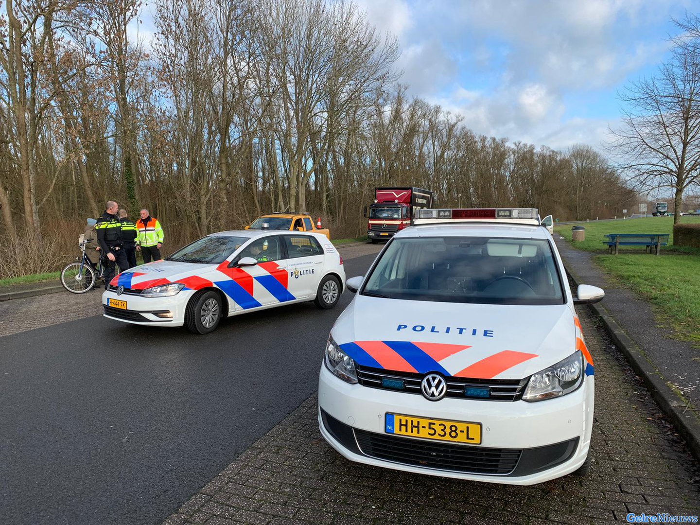 Vrouw fietst over snelweg A348: “Wilde naar Arnhem fietsen”