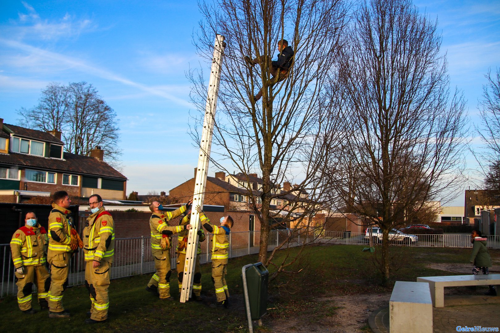 Brandweer haalt kind uit de boom in Dieren