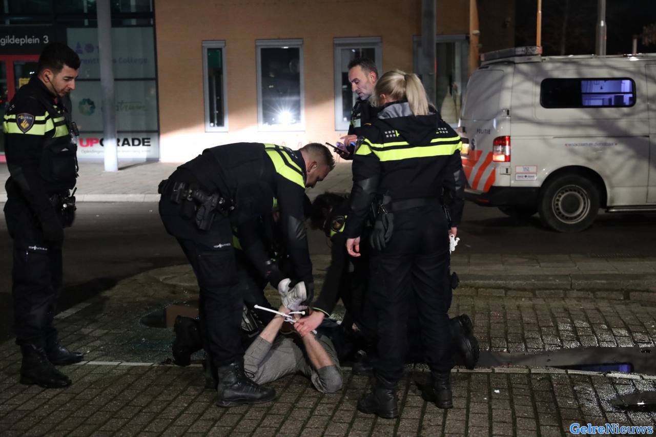 [VIDEO] Aanhoudingen en bekeuringen vanwege overtreden avondklok