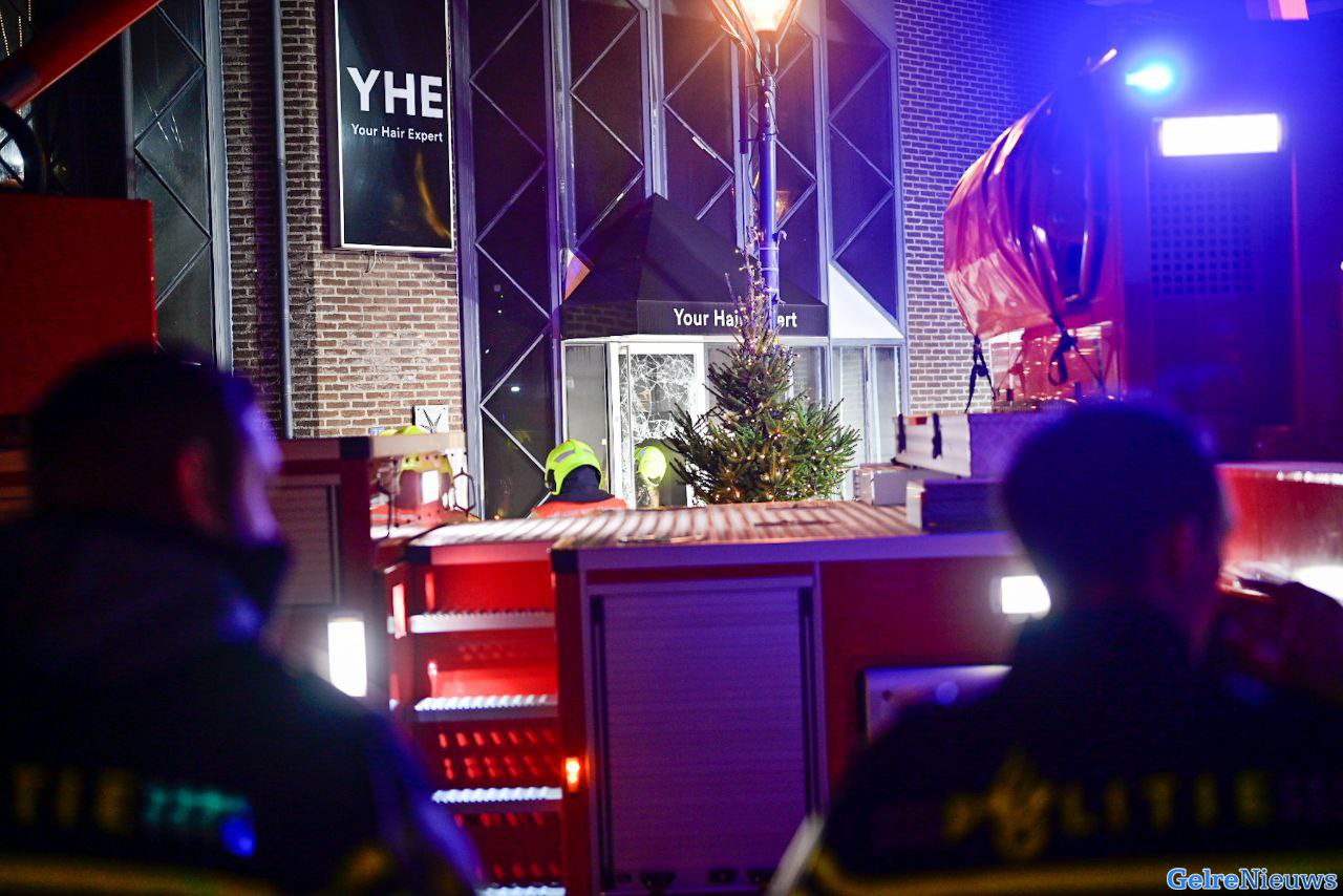 UPDATE | Brandstichting bij winkel Zevenaar, bovenwoningen ontruimd