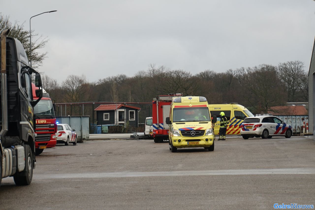 Oplegger valt, monteur raakt zwaargewond