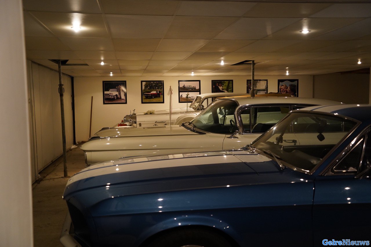 Dak van schuur met exclusieve auto’s dreigt in te storten