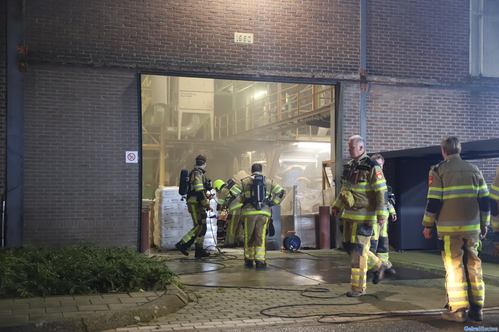 Heftruck in brand in bedrijfshal Geldermalsen