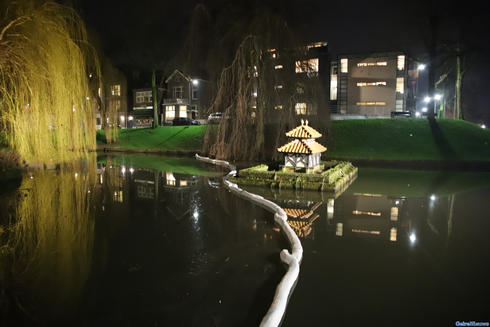 Stadsgracht ernstig vervuild: gespecialiseerd bedrijf gaat water reinigen