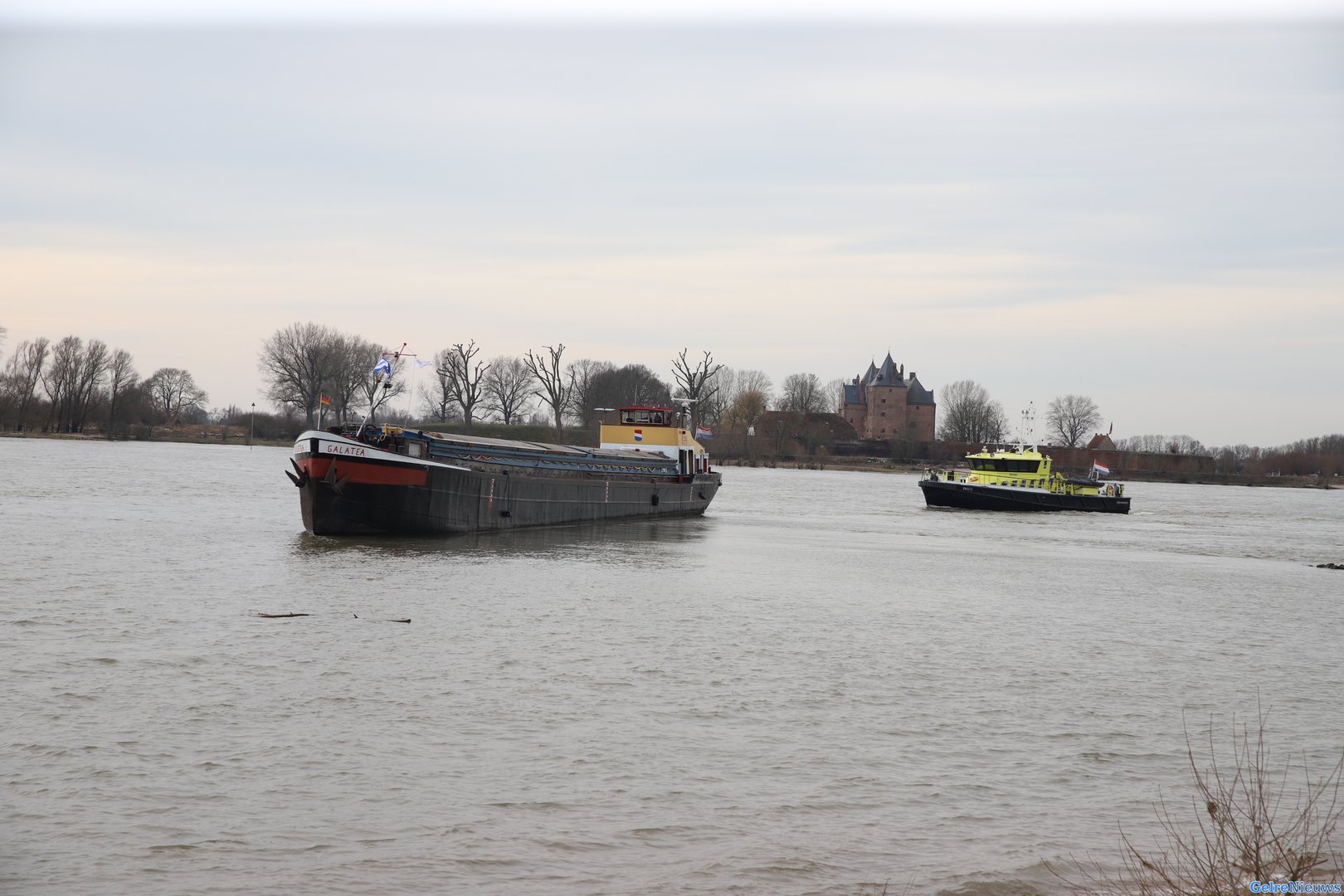 Schip vastgelopen op de Waal bij Vuren