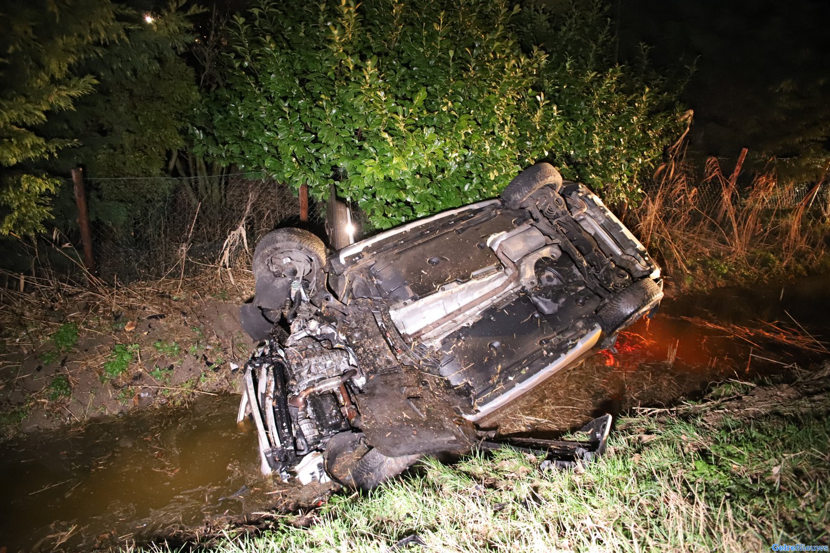 Auto belandt op de kop in de sloot in Waardenburg