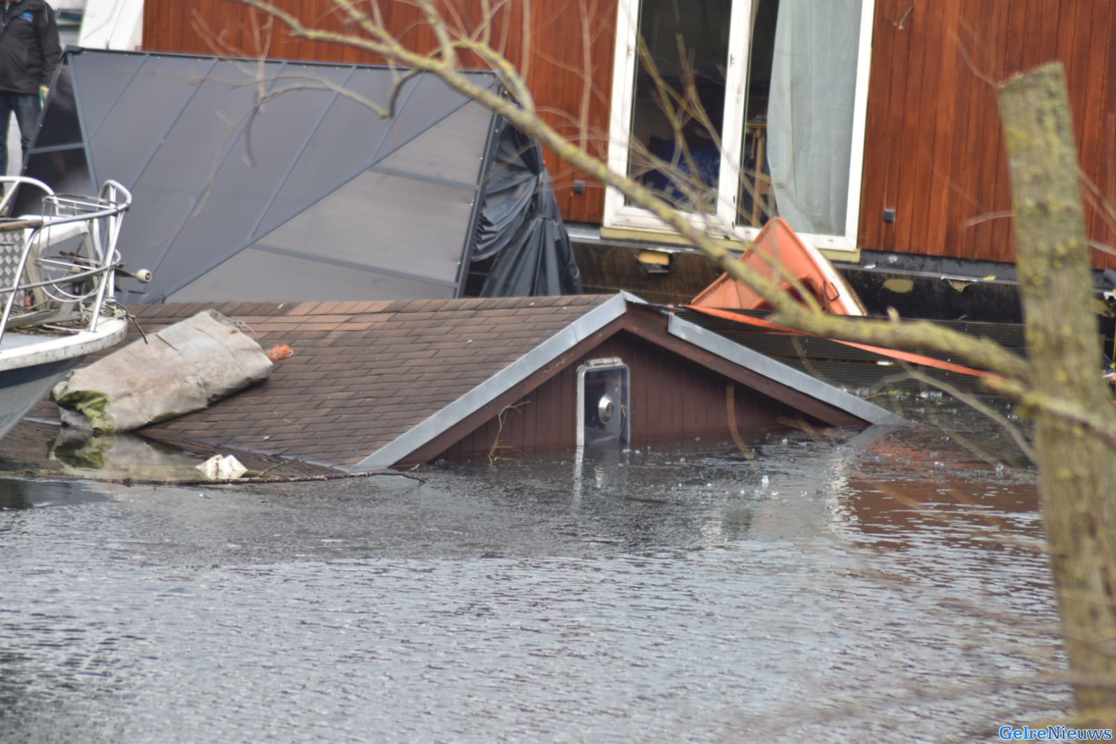 Vakantiewoning op het water gezonken na ijskoude week