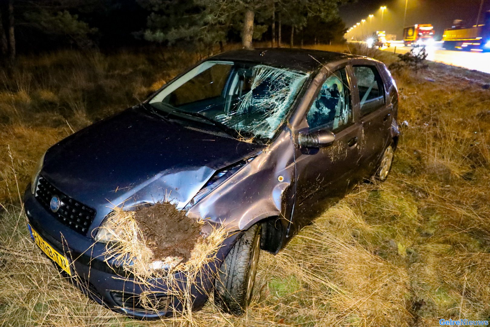 Auto op zijn kant door gladheid A50