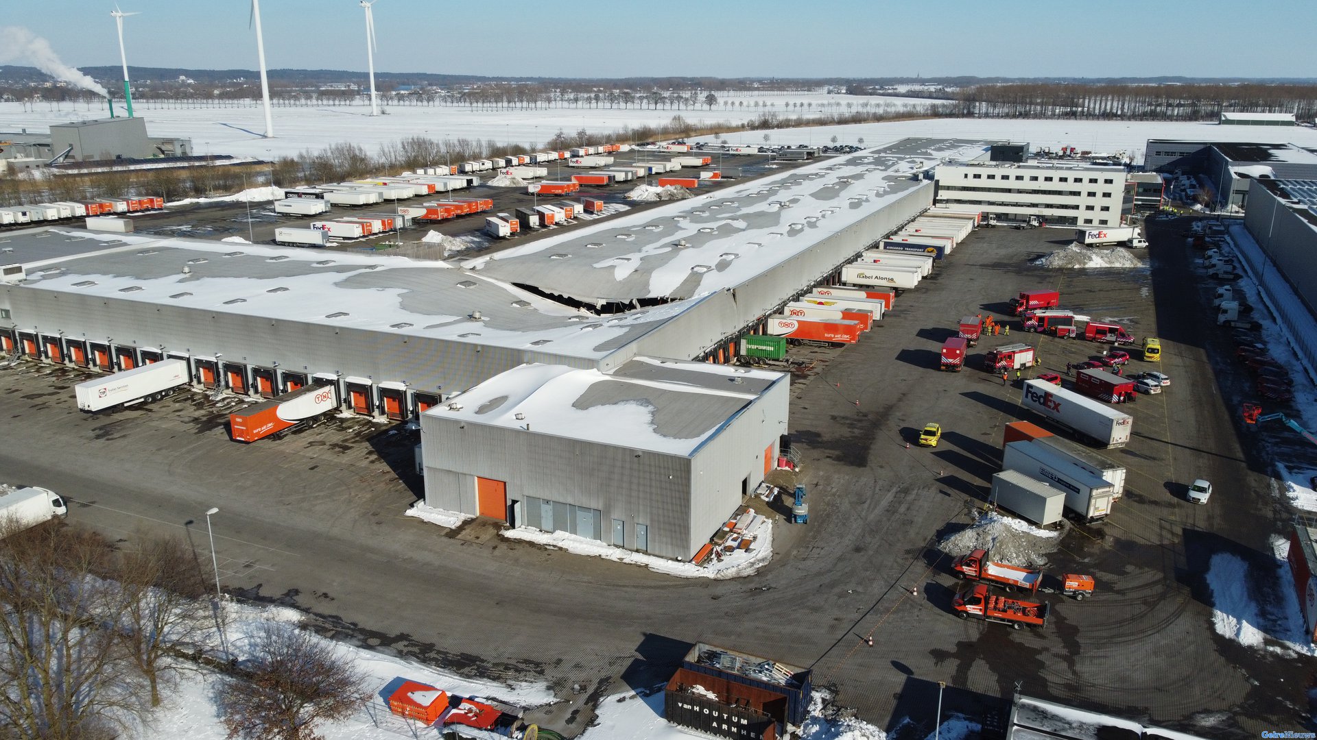 FOTO UPDATE: Dak van loods TNT in Duiven ingestort