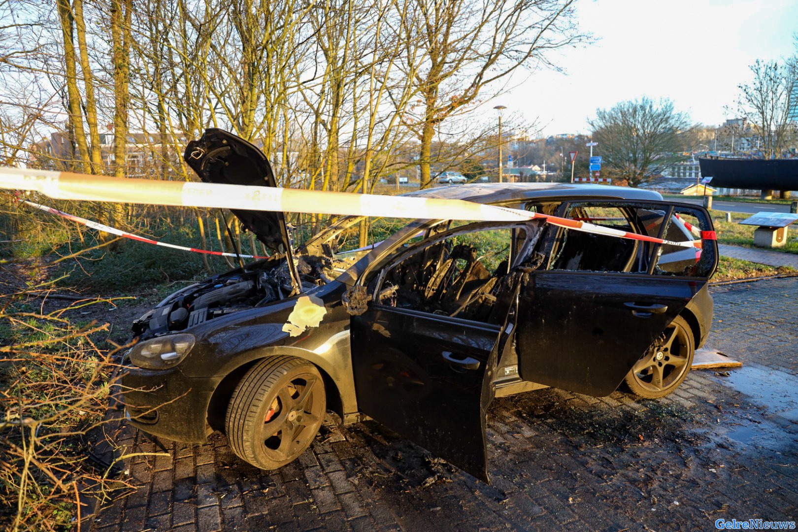 Auto uitgebrand op verlaten parkeerplaats in Arnhem