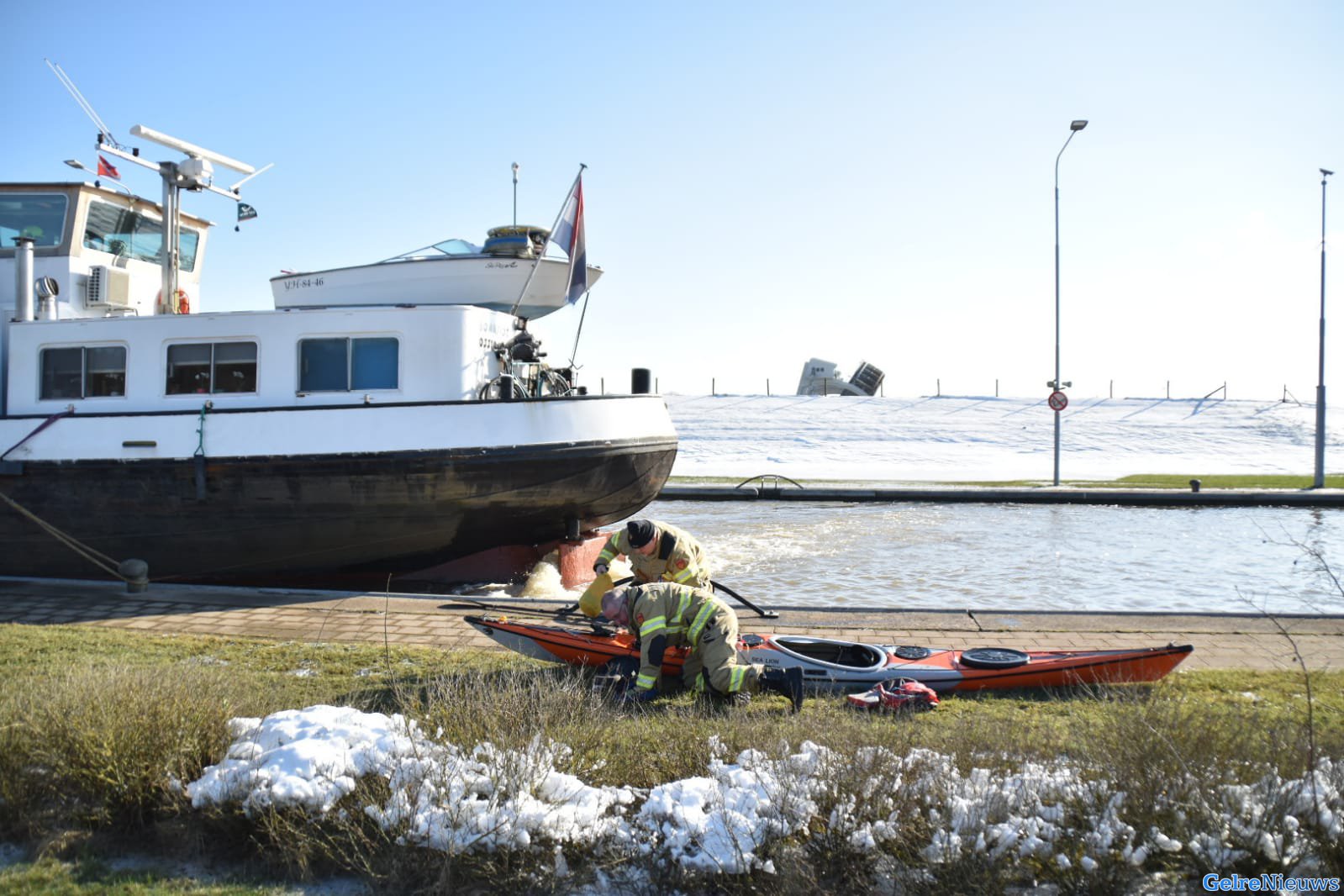 Kano’s slaan om in de Rijn, schipper haalt ze uit het water