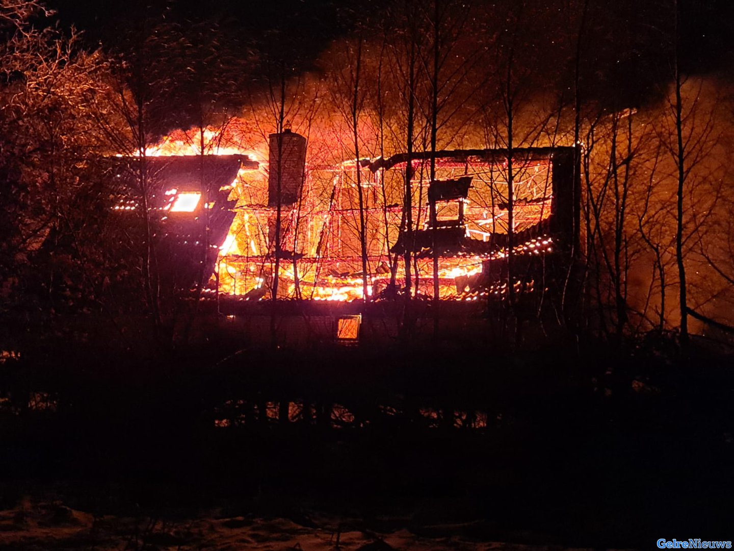 Grote brand legt woonboerderij volledig in de as