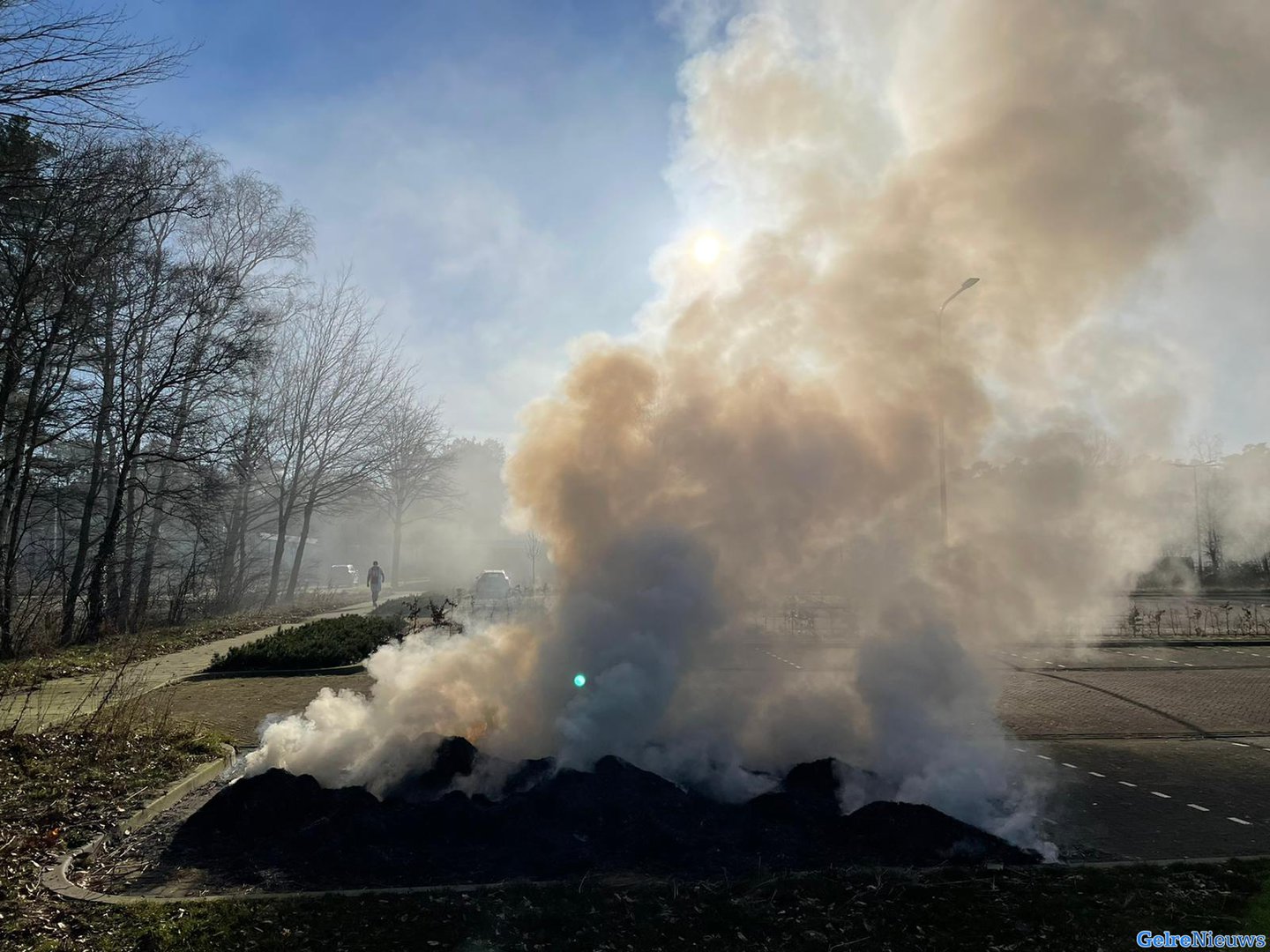Sportvelden in Dieren onder rook door brand