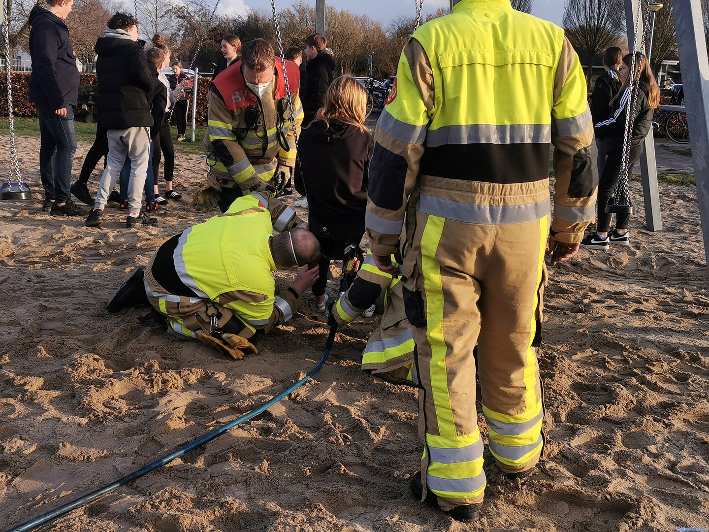 Brandweer bevrijdt meisje uit schommel in Geldermalsen