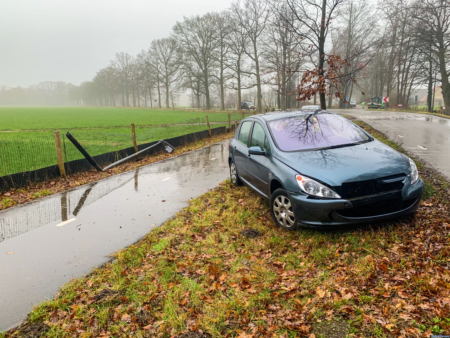 Auto rijdt lantaarnpaal uit de grond in Laag-Soeren