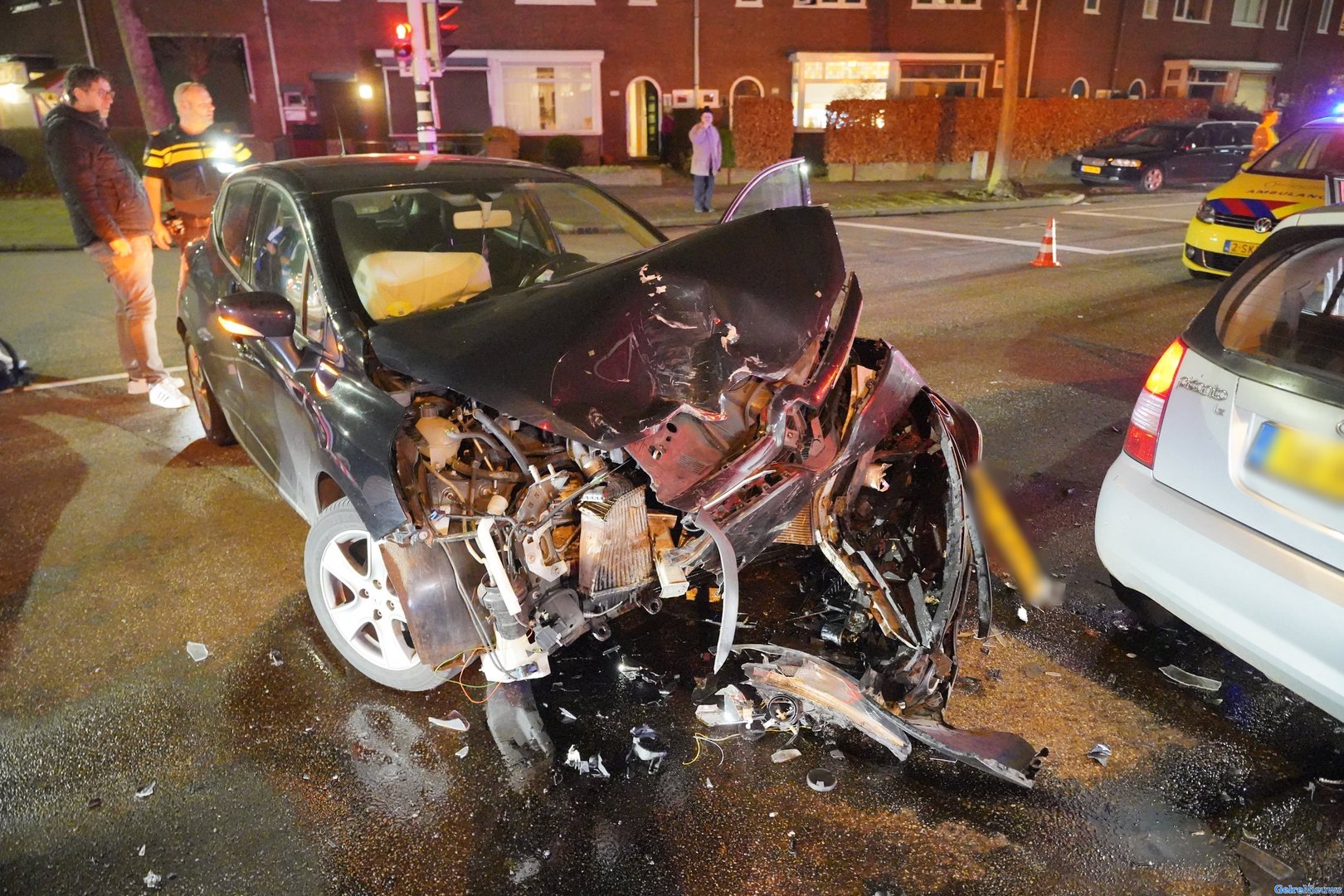Twee auto’s botsen op kruising in Nijmegen