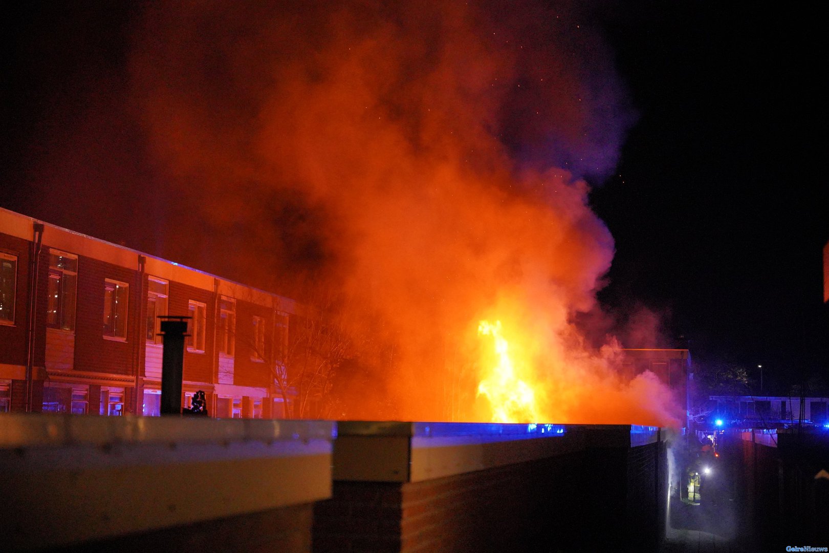 Metershoge vlammen bij flinke schuurbrand in Nijmegen