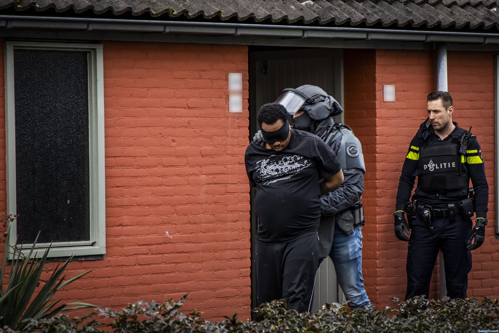 Arrestatieteam valt twee woningen binnen in Arnhem
