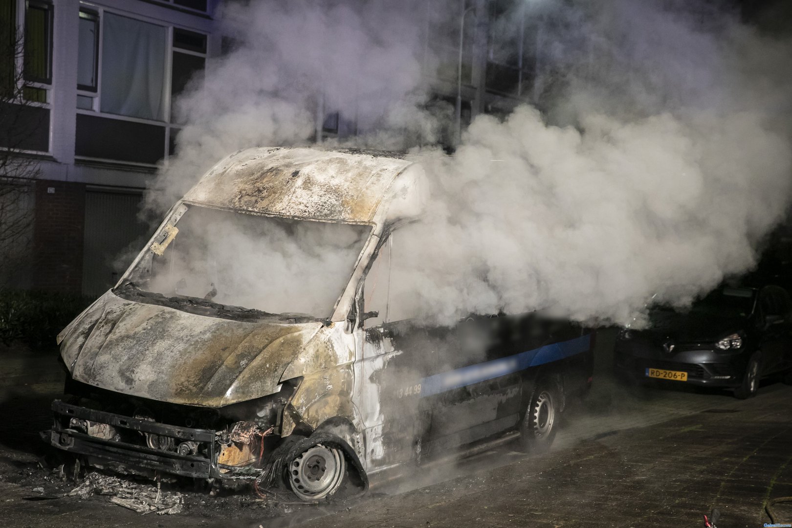 Bestelbus verwoest door flinke brand in Doesburg