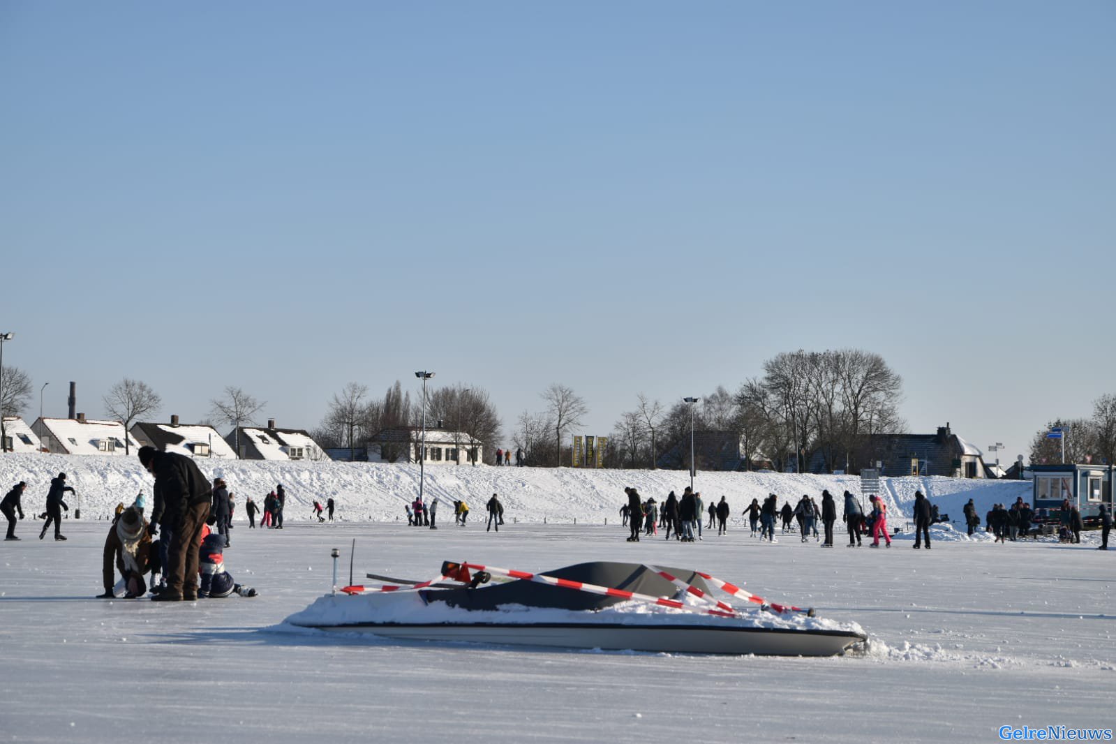 Wie is zijn speedboot vergeten? Hij staat ingevroren op de ijsbaan