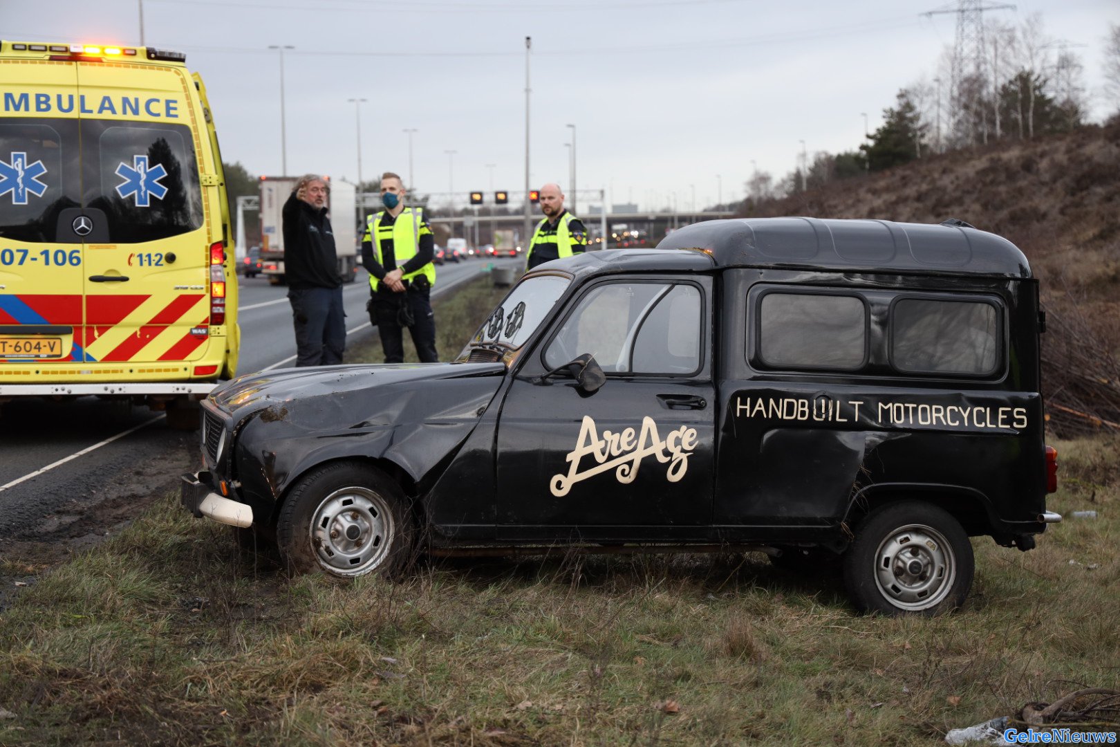 Bestelbusje slaat over de kop op de A50 Arnhem