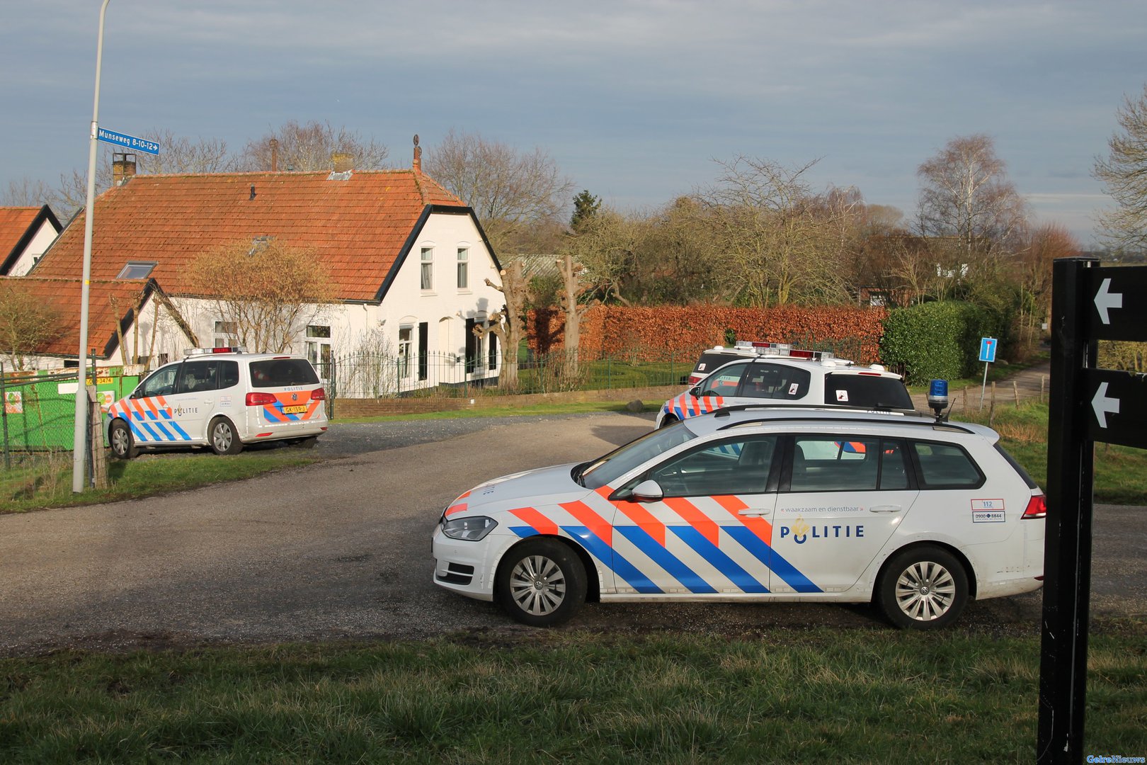 Jongeman zit op dak van woning, valt er vanaf en raakt zwaargewond