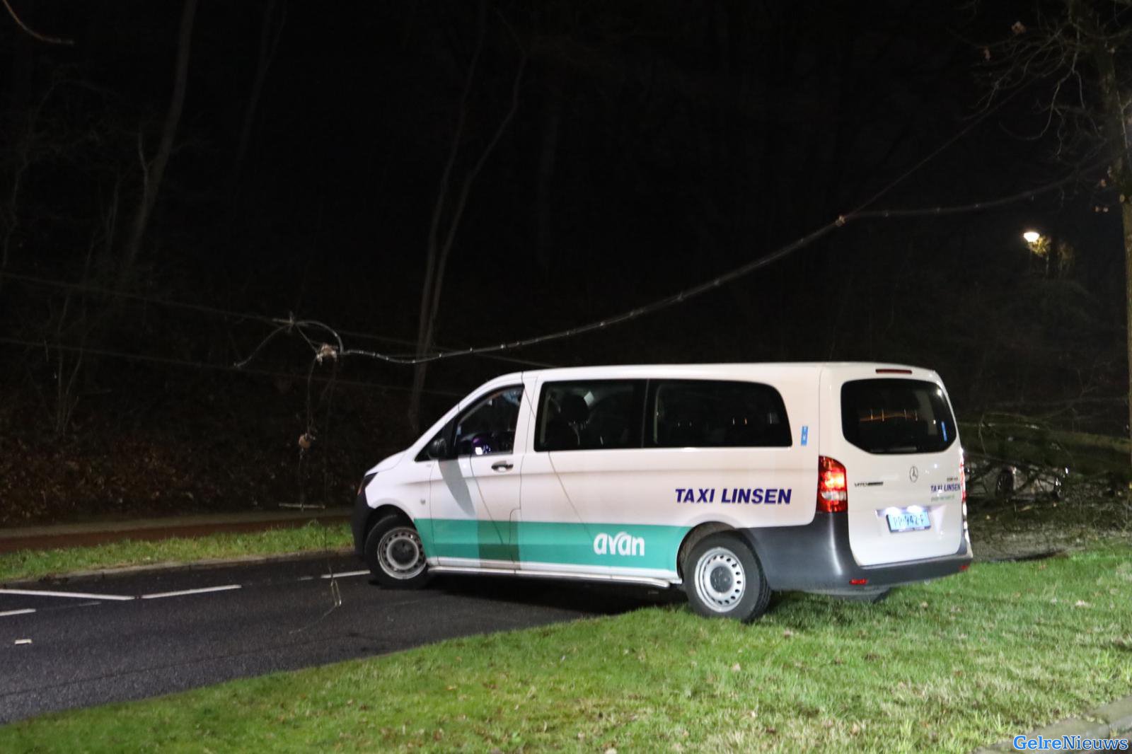 Stroomkabels trolleybus vallen op taxibusje nadat boom op auto valt