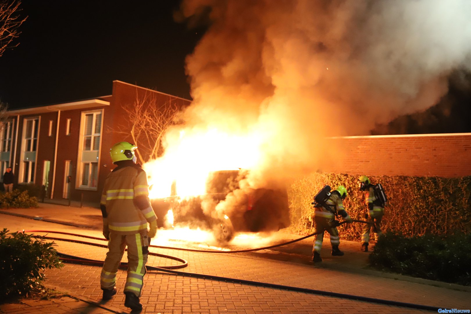 Bestelbus brand volledig uit in Tiel